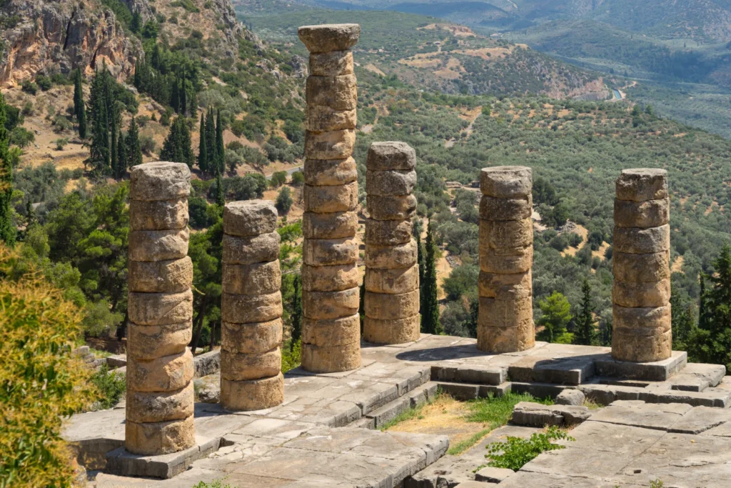 Colunas do Templo de Apolo em Delfos diante das montanhas e do vale