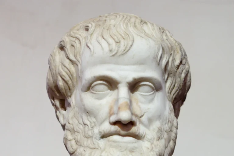 Busto de mármore de Aristóteles, filósofo grego de barba e cabelos curtos